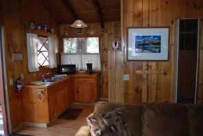 Cabin 1 - 2 Bedroom | Cocina privada | Microondas y cafetera y tetera