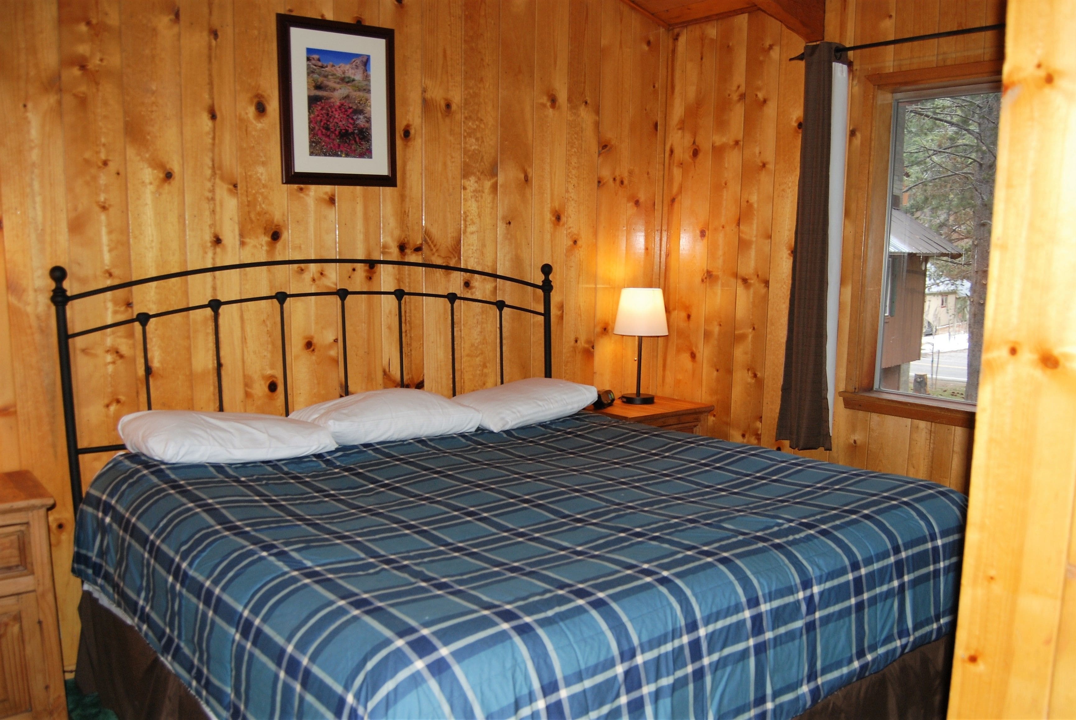 cabin 8 - 2 bedroom | 1 bedroom, individually decorated, individually furnished, free wifi
