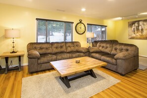 Master Suite, 2 Bedroom | Living area