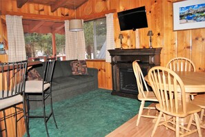 Cabin 8 - 2 bedroom | Living area
