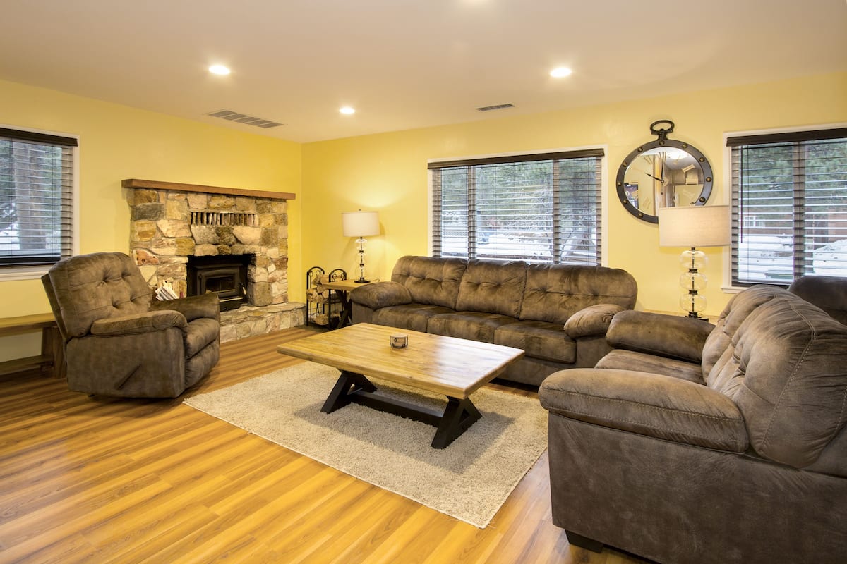 Master Suite, 2 Bedroom | Living area