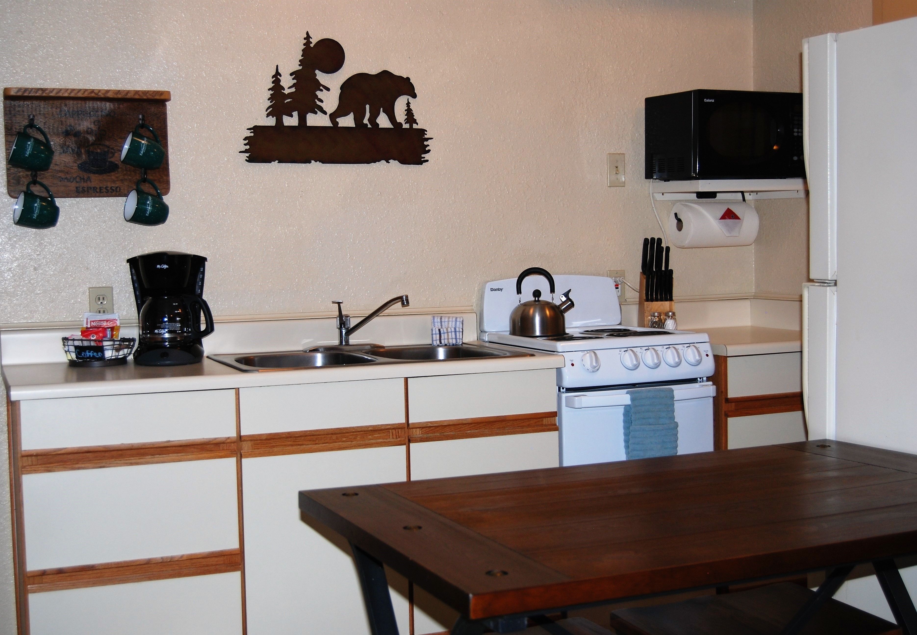 suite, 1 bedroom | private kitchen | microwave, coffee/tea maker