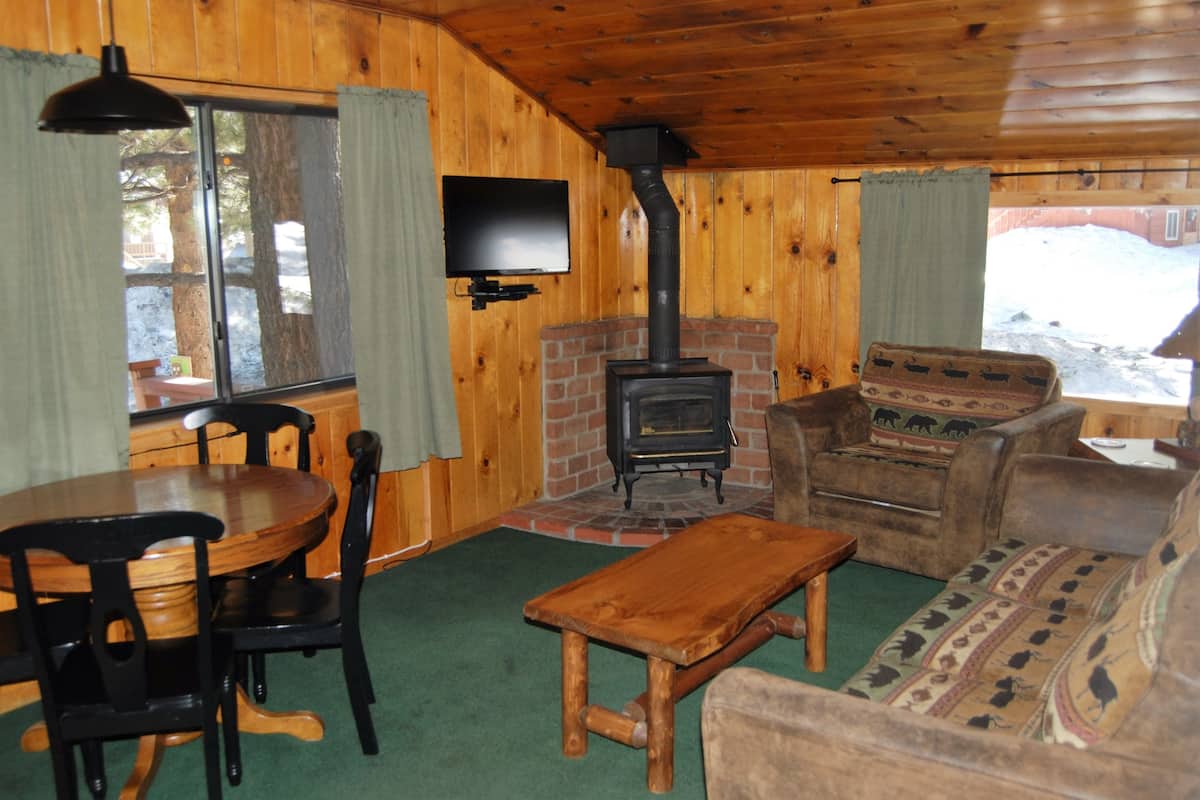 Quarto casal de uso individual | Área de estar | TV de tela plana 42 polegadas com canais a cabo, TV