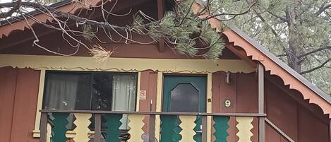 Cabin 9 –1 Bedroom Deluxe Queen with Balcony | Terrace/patio