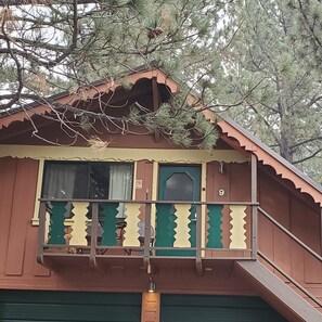 Cabin 9 –1 Bedroom Deluxe Queen with Balcony | Terrace/patio - Edelweiss Lodge (Mammoth Lakes)
