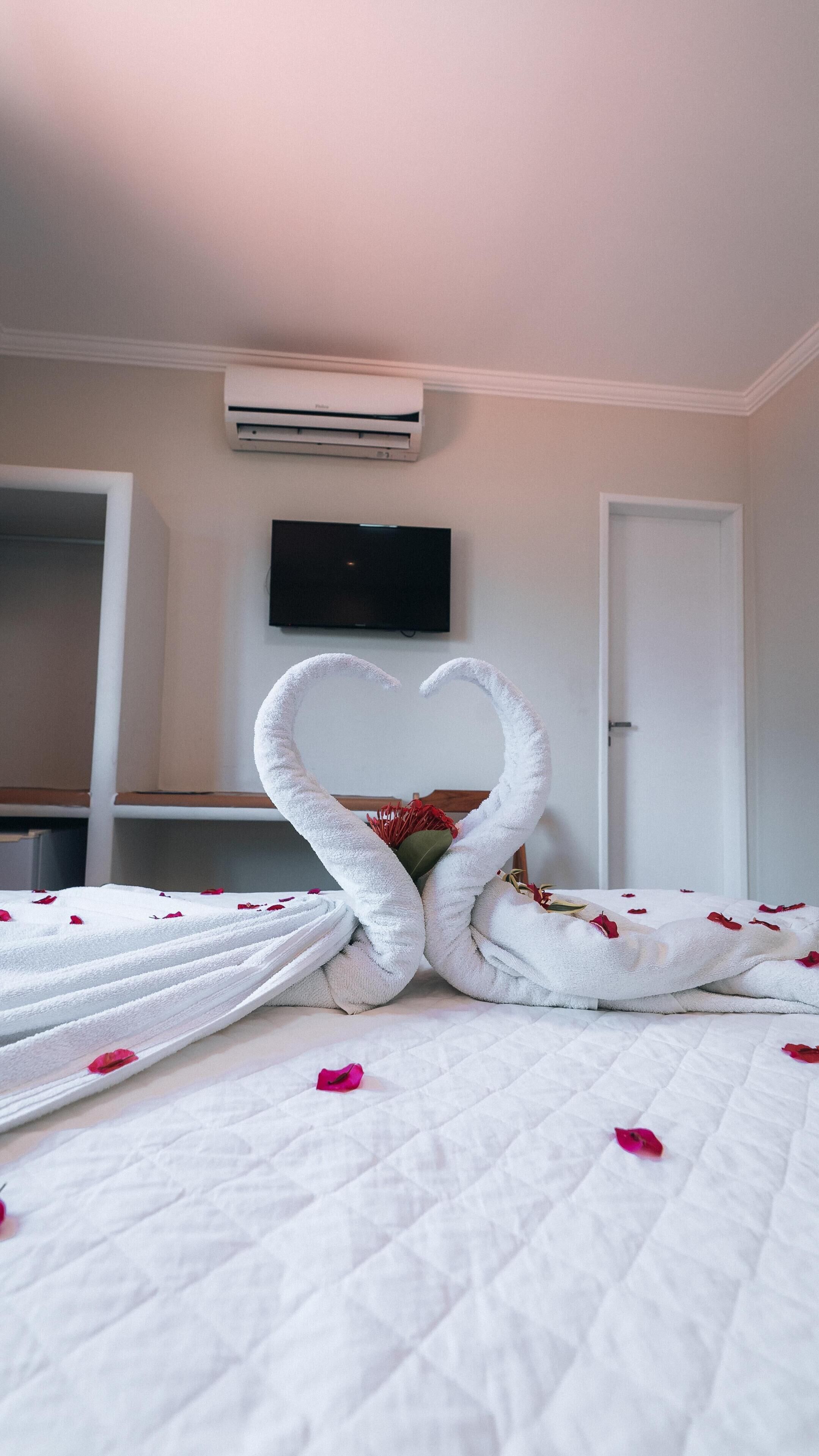 Minibar, cortinas opacas, cunas y wifi gratis