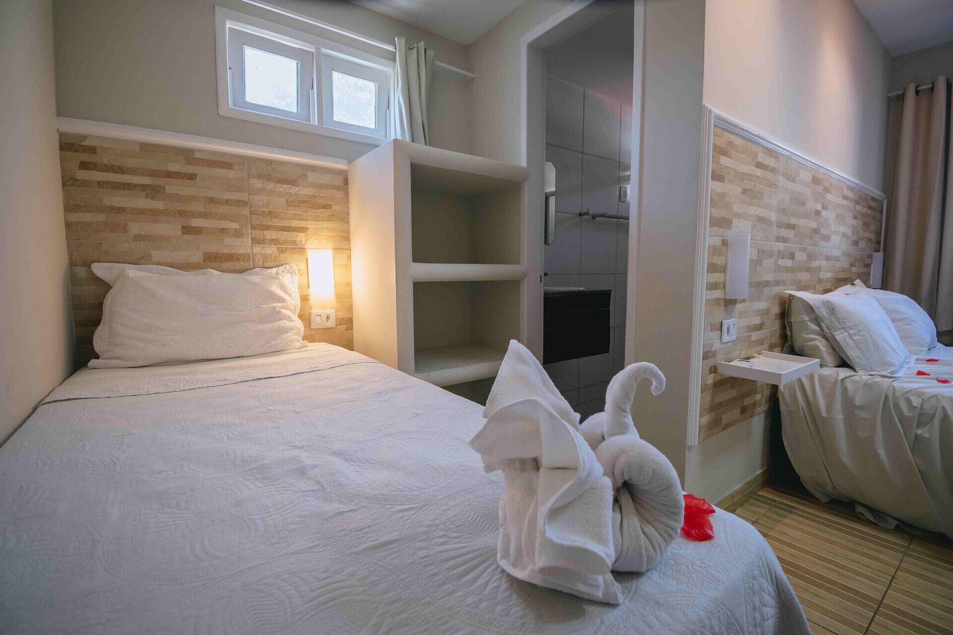 Minibar, cortinas opacas, cunas y wifi gratis