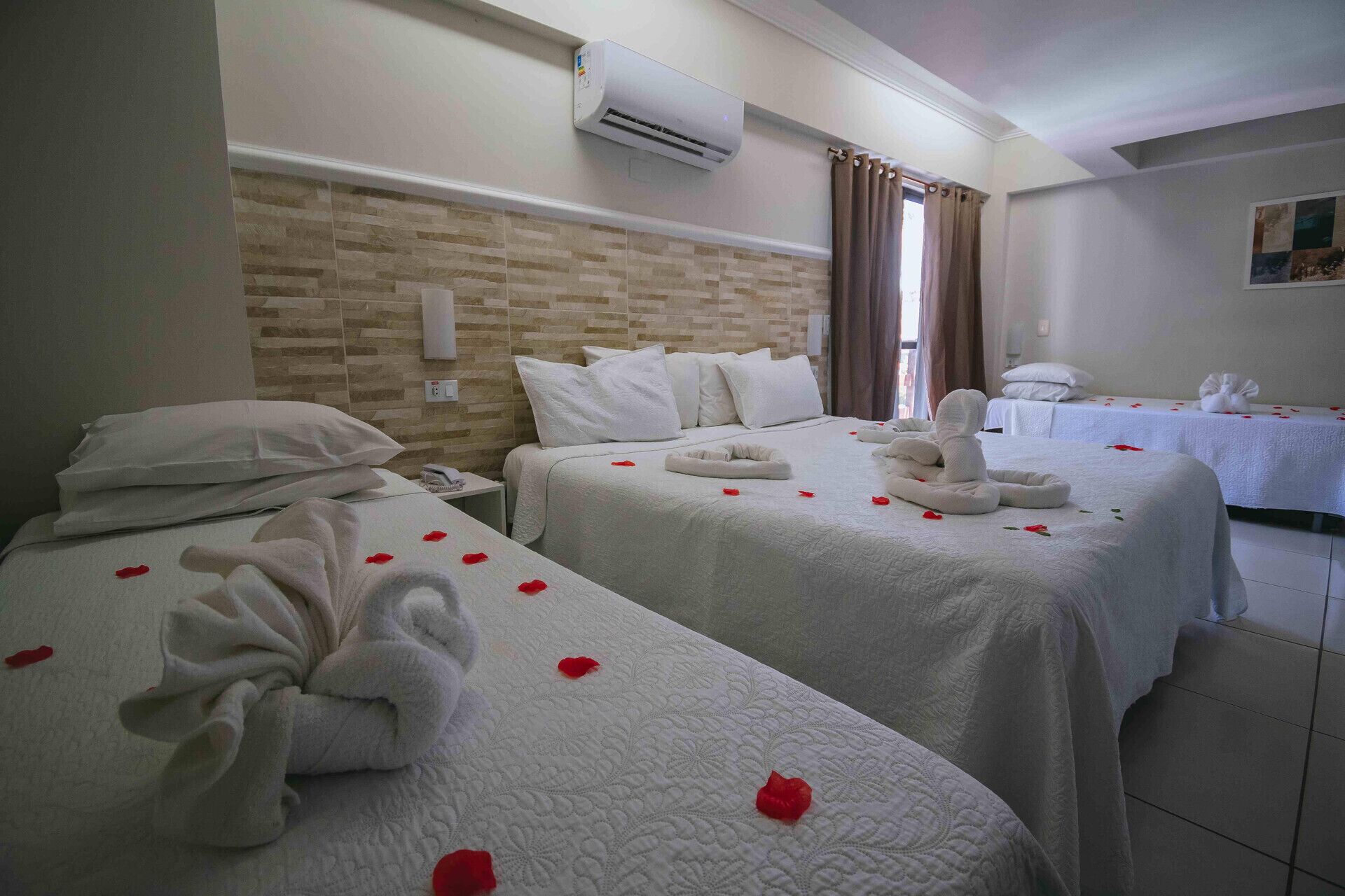 Minibar, cortinas opacas, cunas y wifi gratis