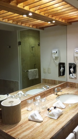 Dusche, kostenlose Toilettenartikel, Haartrockner, Handtücher