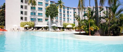 Una piscina al aire libre