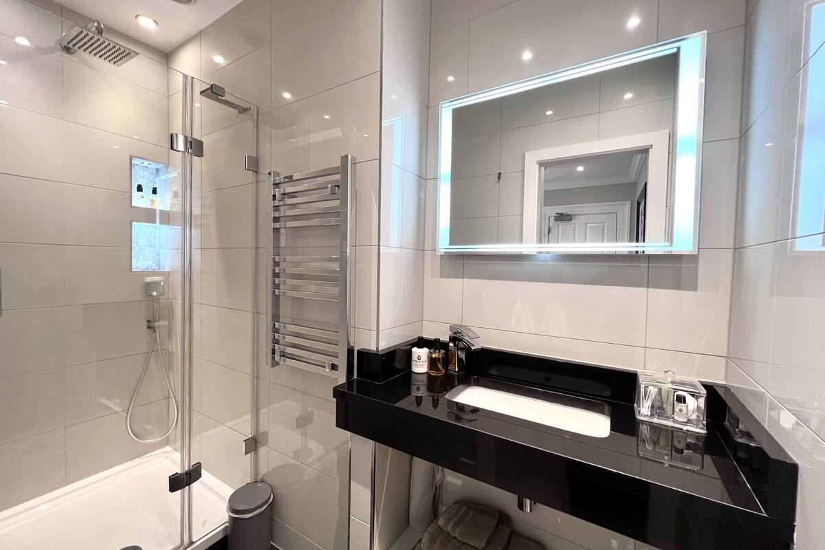 classic double room, ensuite | bathroom