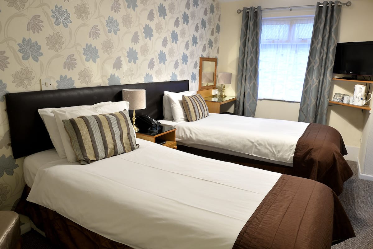 Standard Twin Room, Ensuite | Laptop workspace, blackout drapes, iron/ironing board, free WiFi