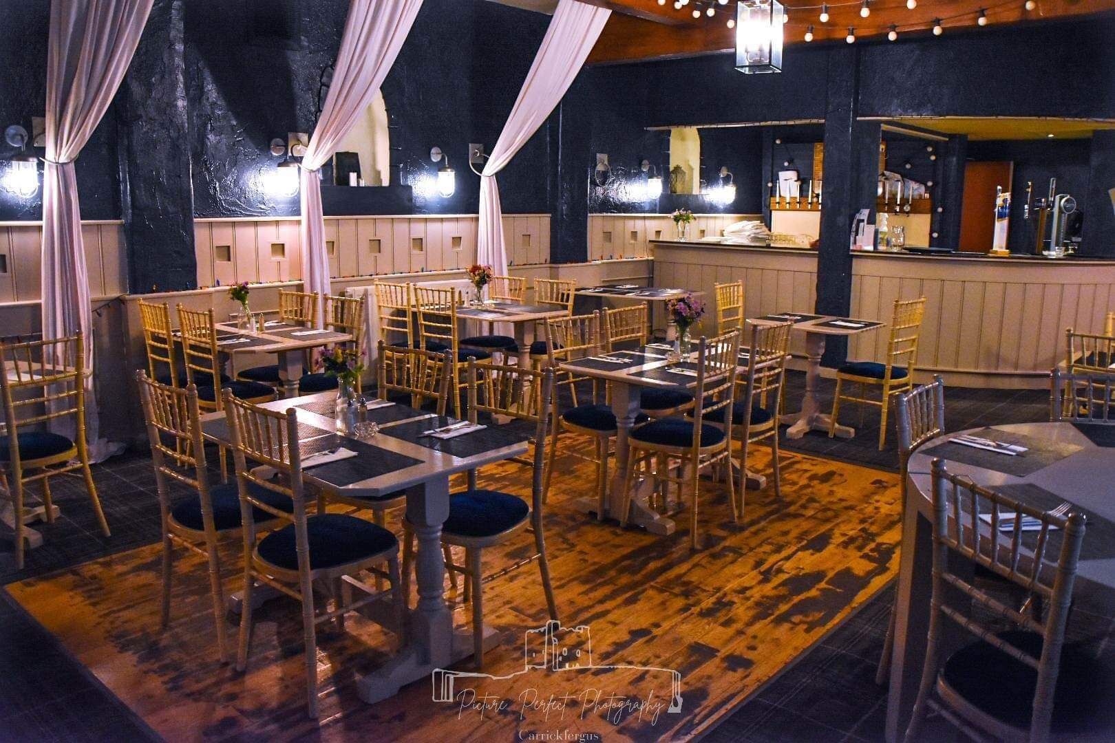 Phục vụ bữa trưa và bữa tối 