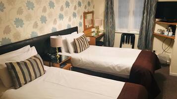 Habitación estándar con 2 camas individuales, baño en la habitación | Espacio para trabajar con laptop y cortinas blackout