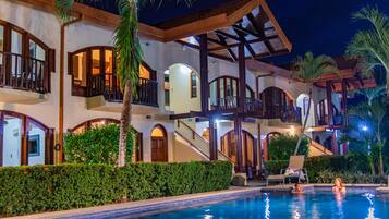 Bagian depan properti - sore/malam