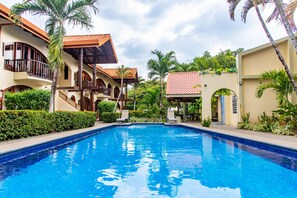 Outdoor pool - Apart Hotel Girasoles (Jaco)