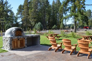 BBQ/picnic area - Silver Cove RV Resort (Silver Lake)