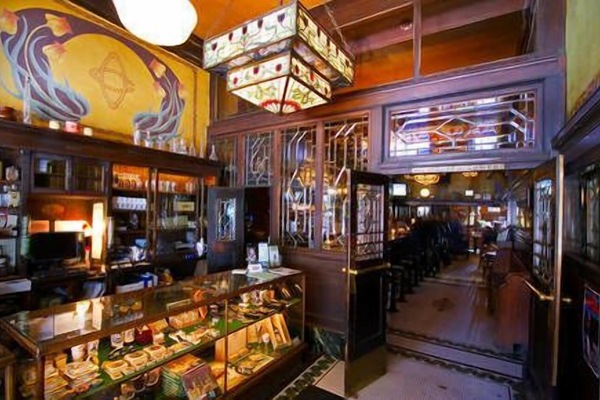 2 bars/lounges