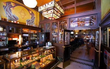2 bars/lounges
