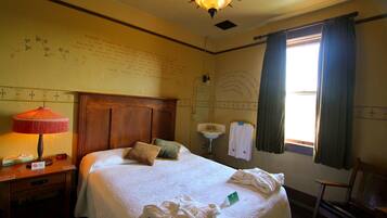 Habitación, 1 cama Queen size (Common Bath) | Tabla de planchar con plancha, wifi gratis y ropa de cama