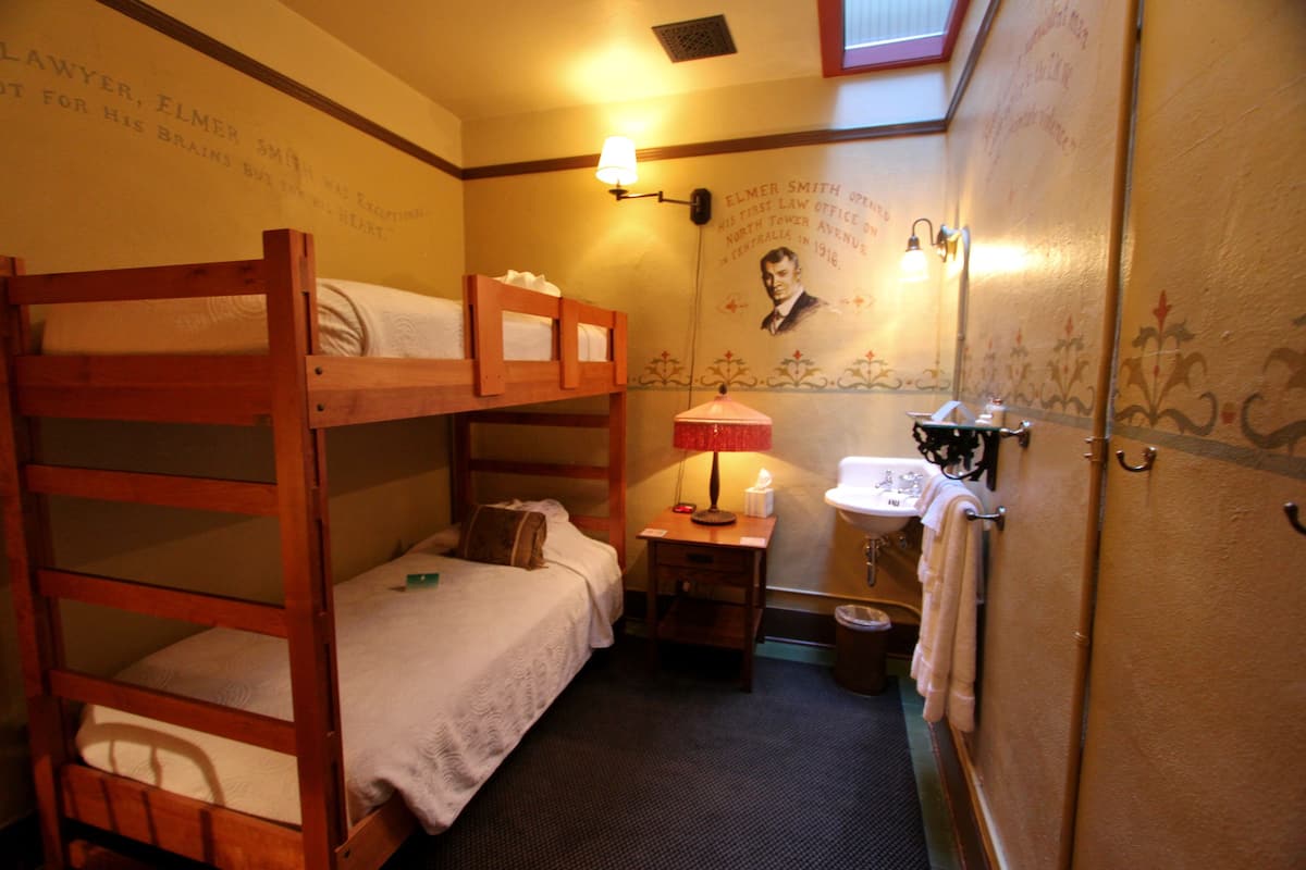 Rom (1 Bunk Bed, Common Bath) | Strykejern/-brett, wi-fi (inkludert) og sengetøy