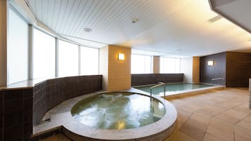 Hypo-allergenic bedding, in-room safe, desk, blackout drapes