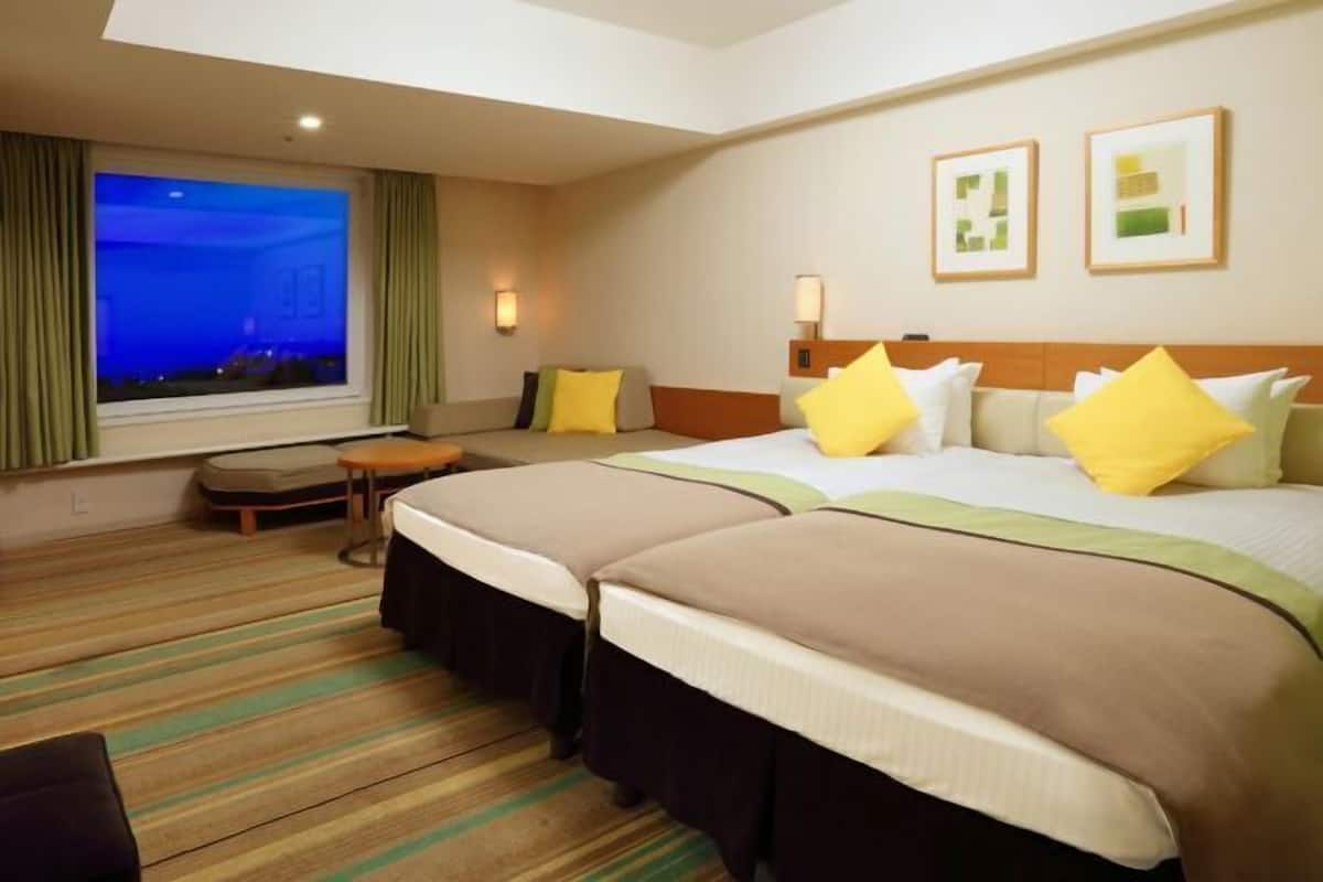 Hypo-allergenic bedding, in-room safe, desk, blackout curtains