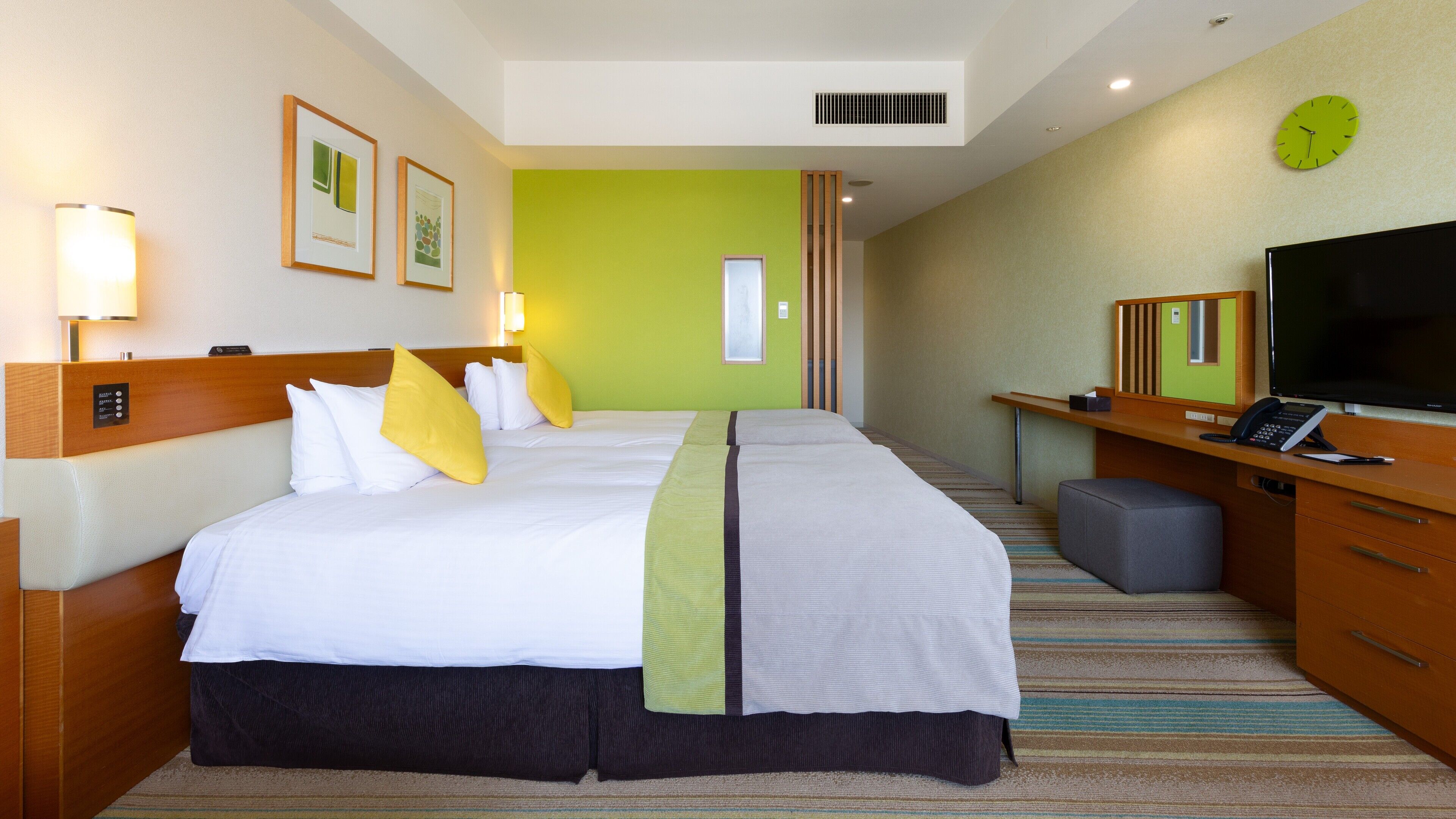 Hypo-allergenic bedding, in-room safe, desk, blackout curtains