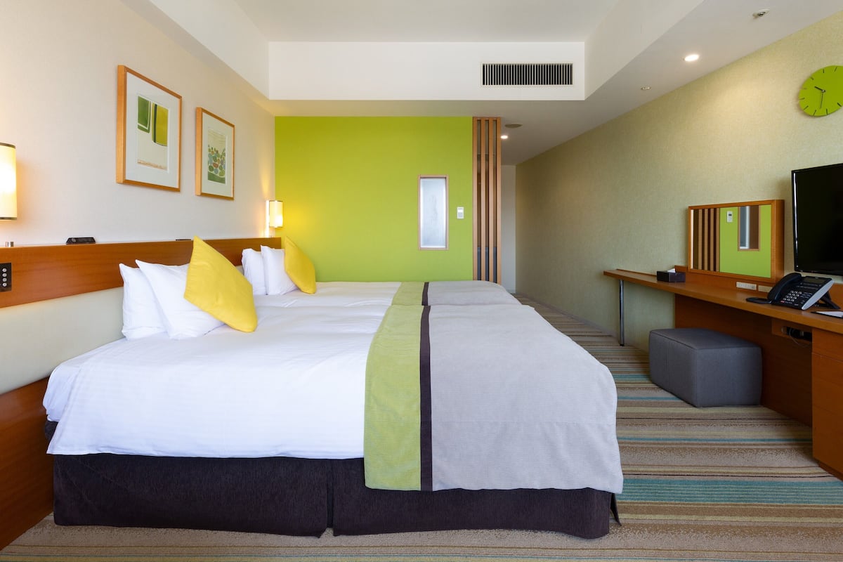Hypo-allergenic bedding available, in-room safe, desk, blackout drapes