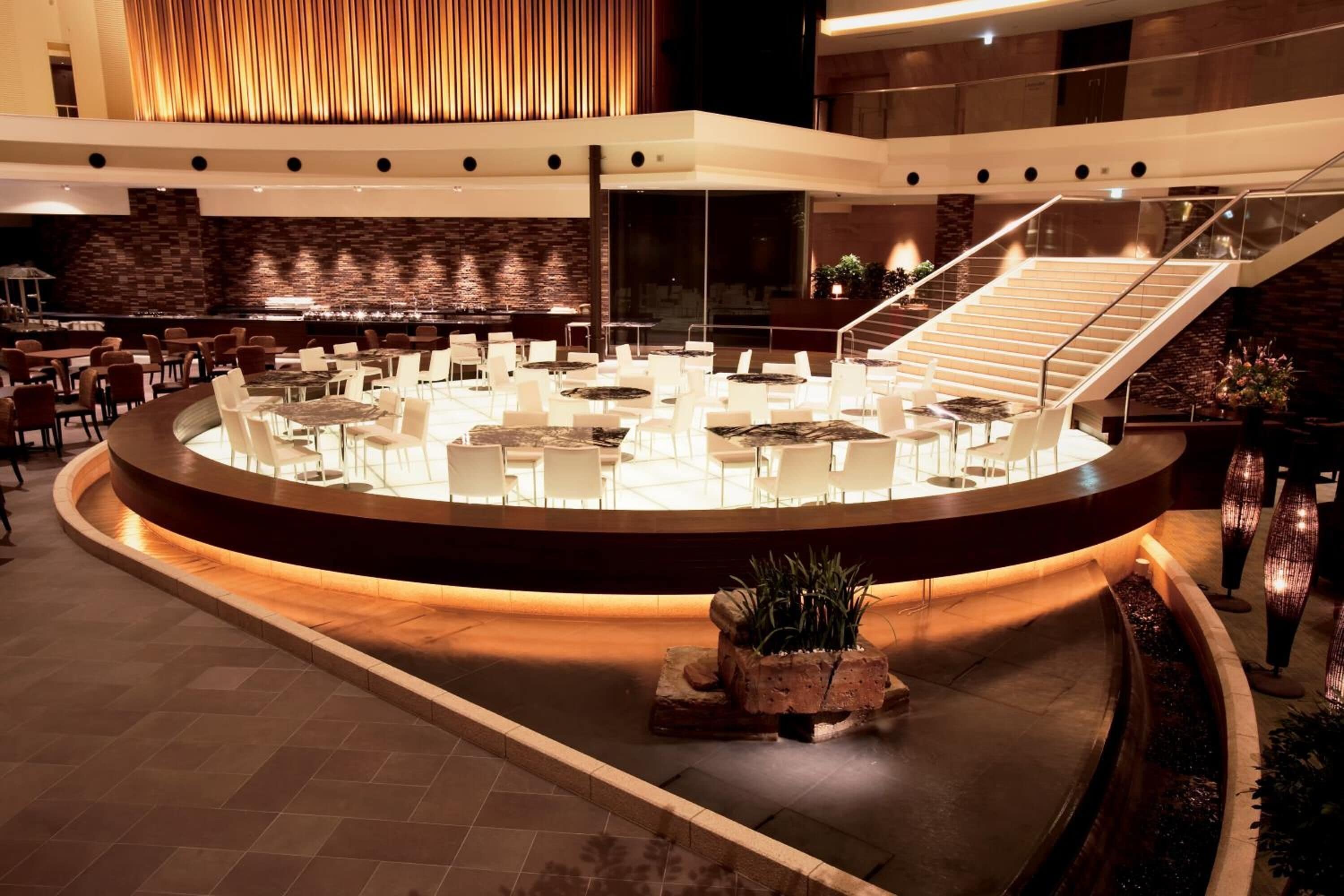 breakfast, lunch, dinner served; international cuisine