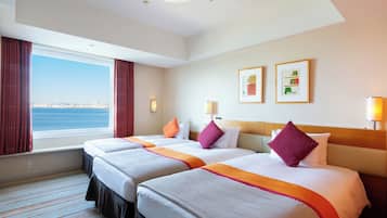 Hypo-allergenic bedding, in-room safe, desk, blackout drapes