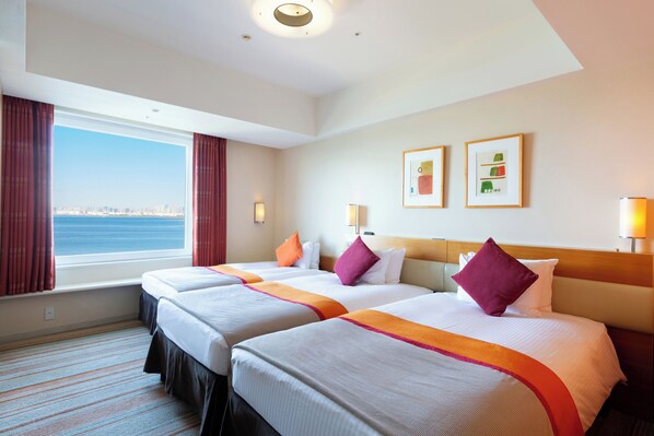 Hypo-allergenic bedding, in-room safe, desk, blackout curtains