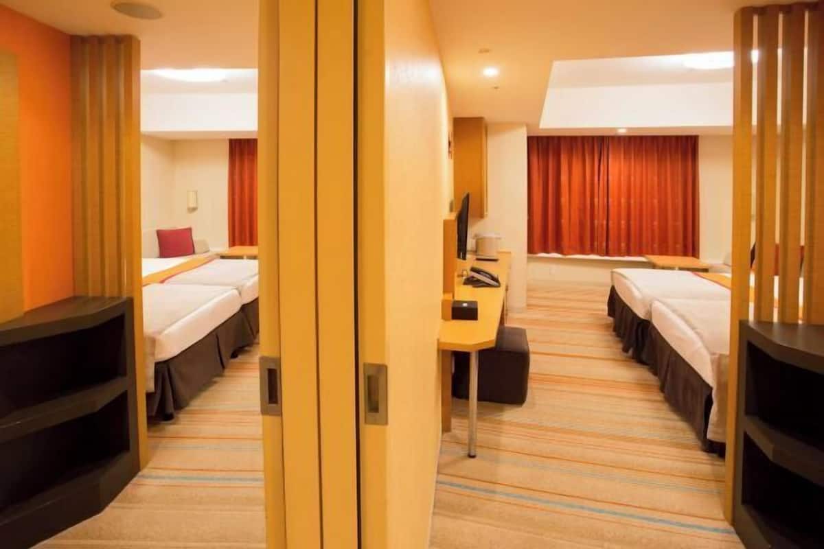 Hypo-allergenic bedding, in-room safe, desk, blackout curtains