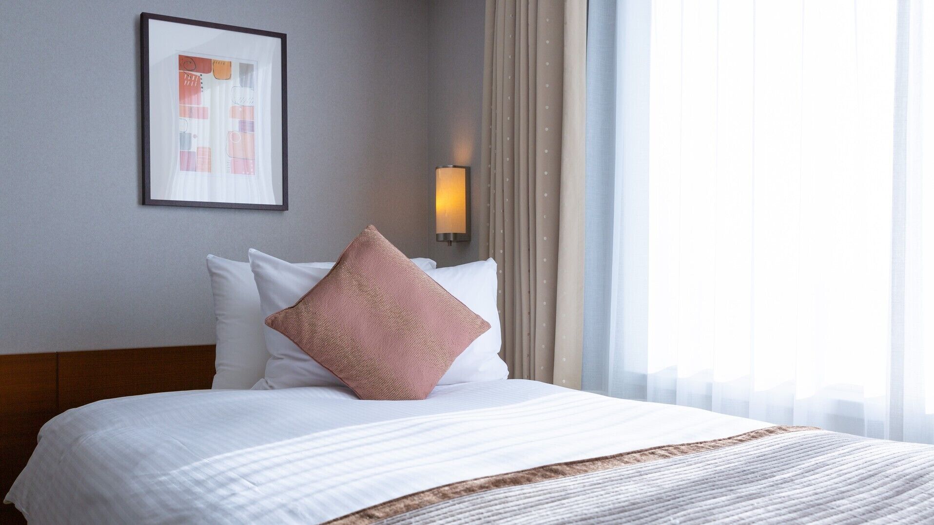 Hypo-allergenic bedding, in-room safe, desk, blackout curtains