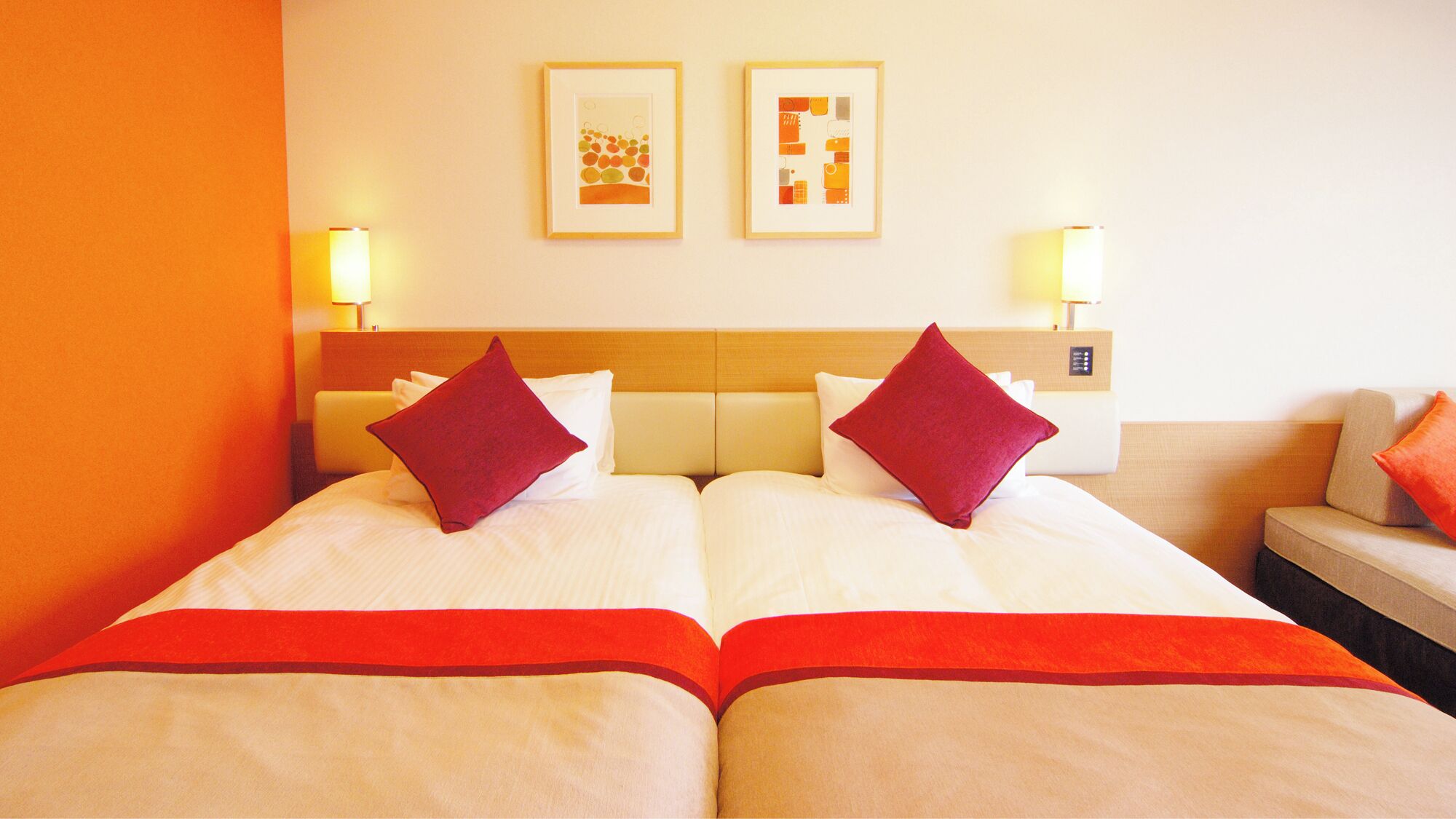 Hypo-allergenic bedding, in-room safe, desk, blackout curtains