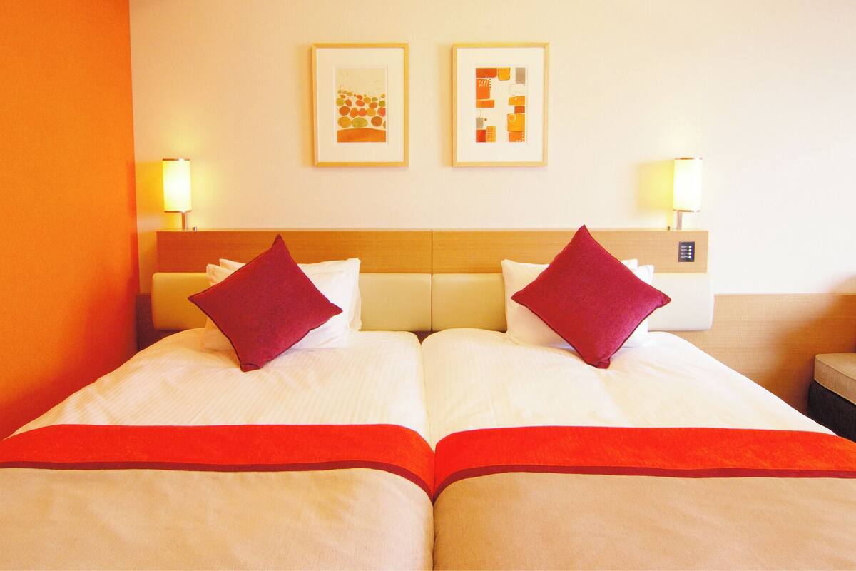 Hypo-allergenic bedding available, in-room safe, desk, blackout drapes