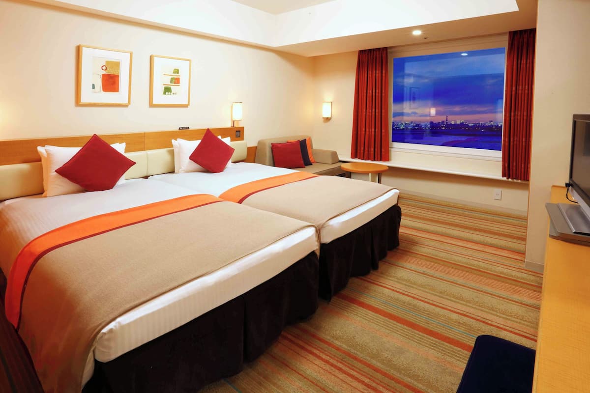 Hypo-allergenic bedding, in-room safe, desk, blackout drapes