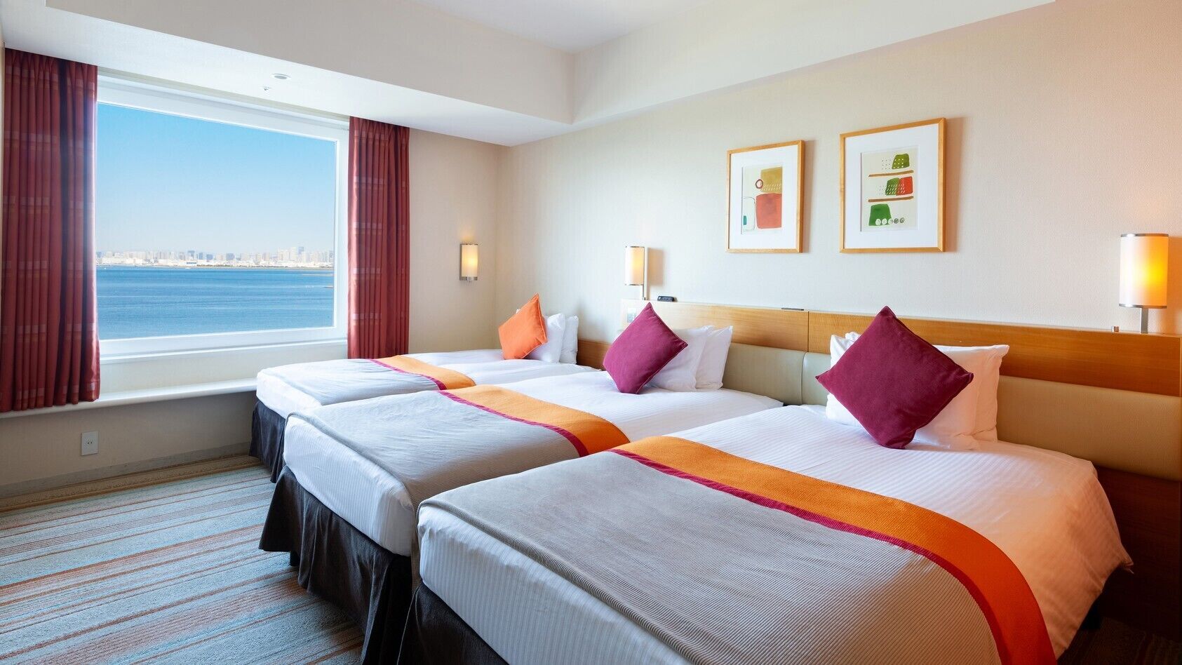 Hypo-allergenic bedding, in-room safe, desk, blackout curtains