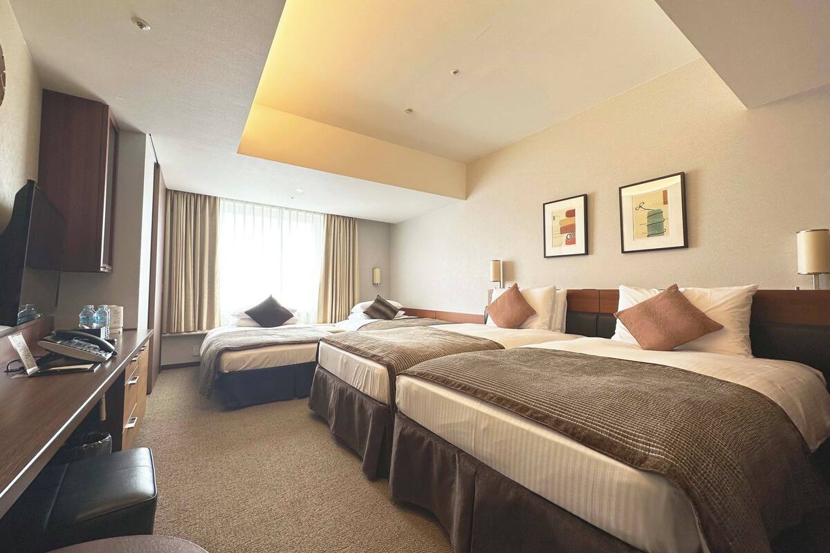 executive floor, non smoking, hearth symphony room w/ 4 beds, semi-buffet breakfast & lounge access | hypo-allergenic bedding, in-room safe, desk, blackout curtains