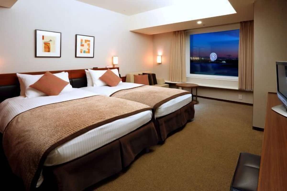 Hypo-allergenic bedding, in-room safe, desk, blackout curtains