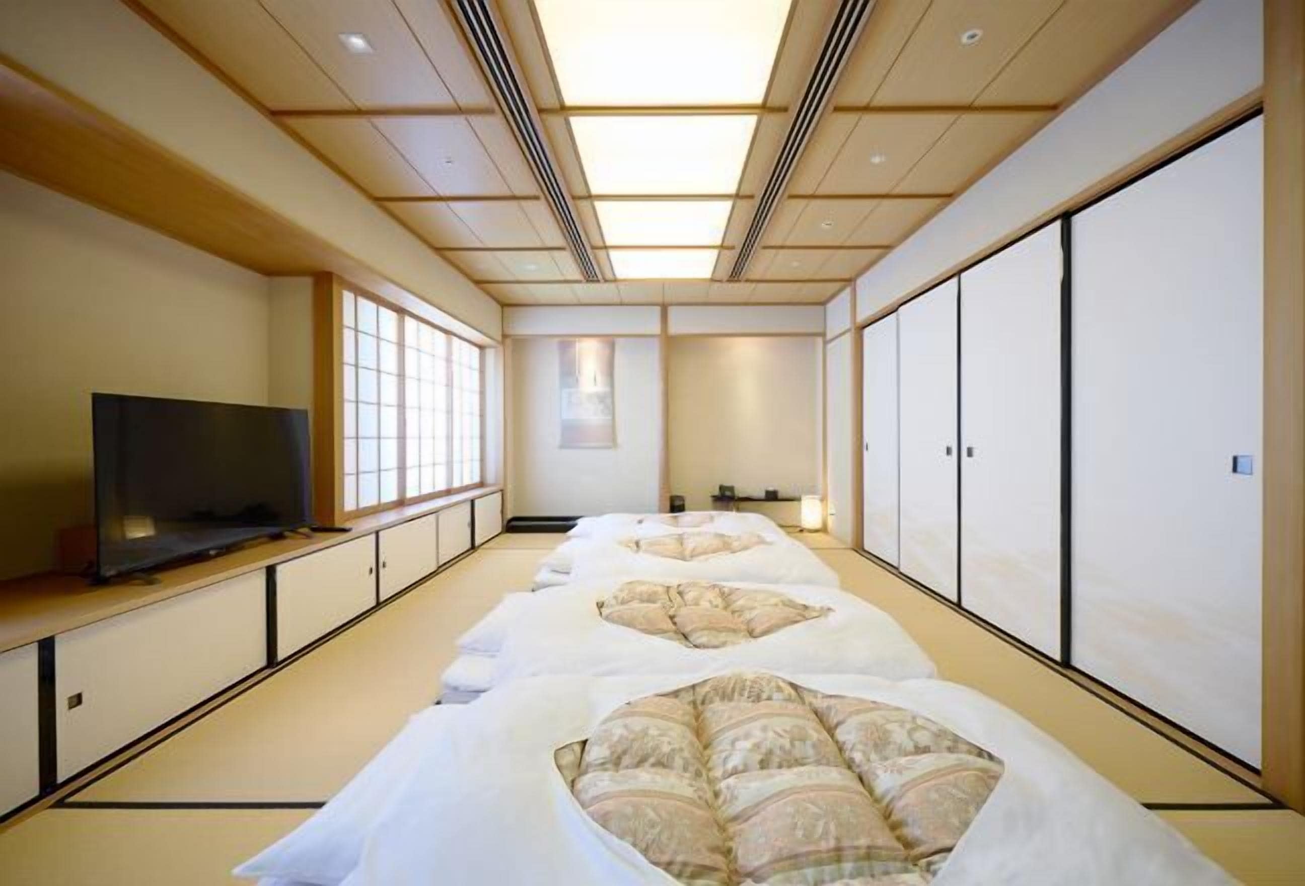 Hypo-allergenic bedding, in-room safe, desk, blackout drapes