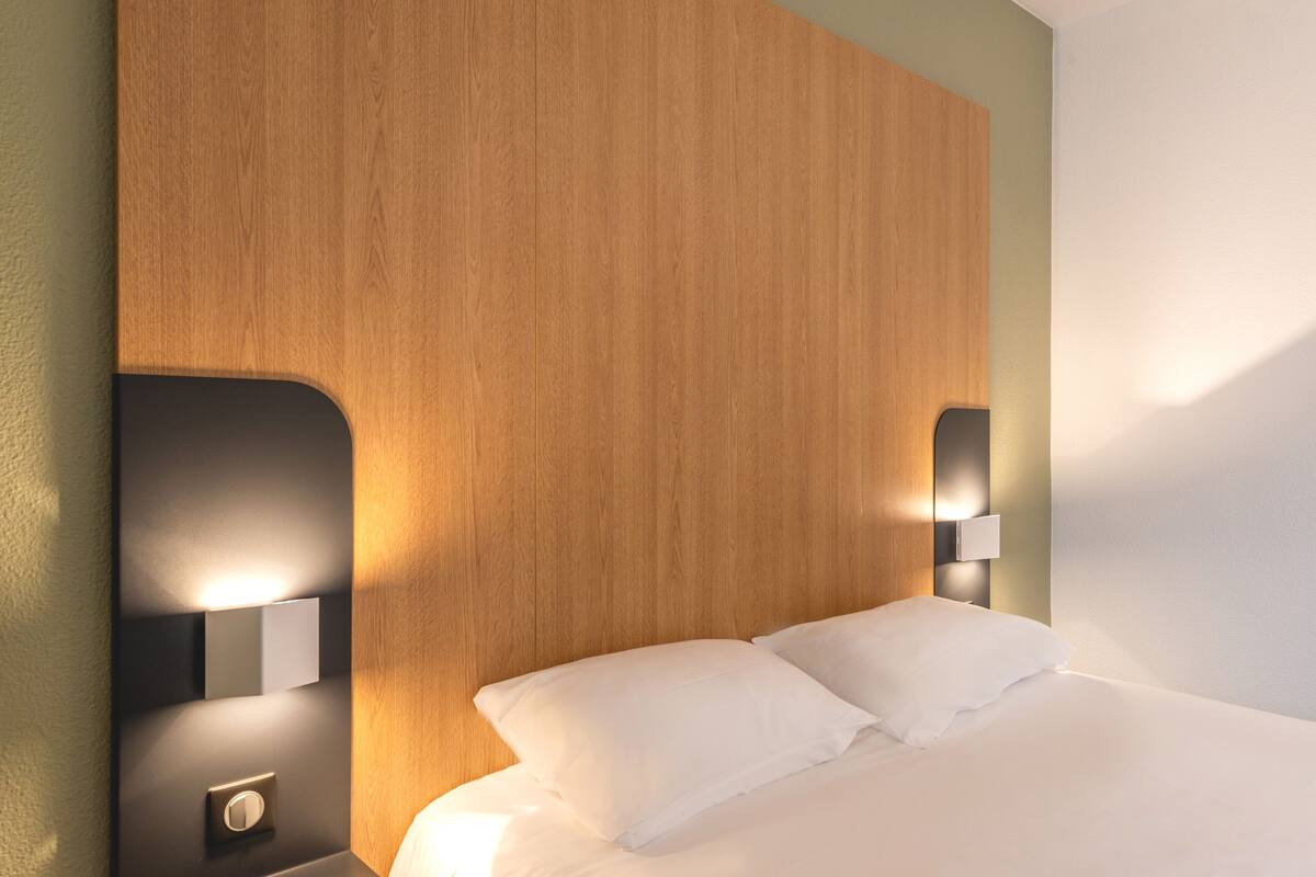 1 bedroom, desk, soundproofing, free wifi