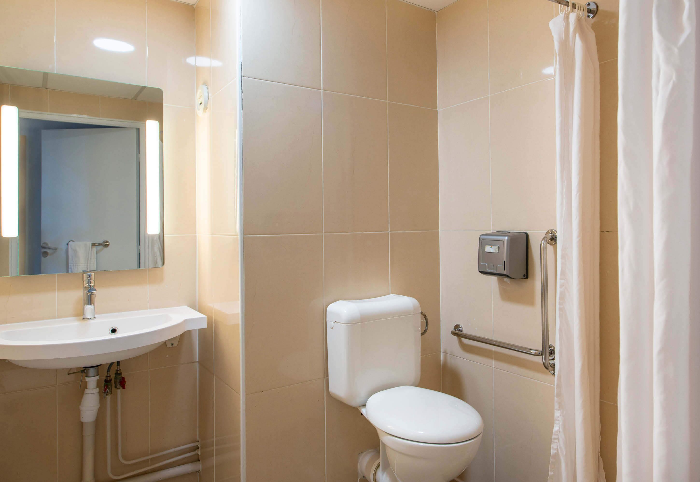 double room, accessible | bathroom | shower, towels