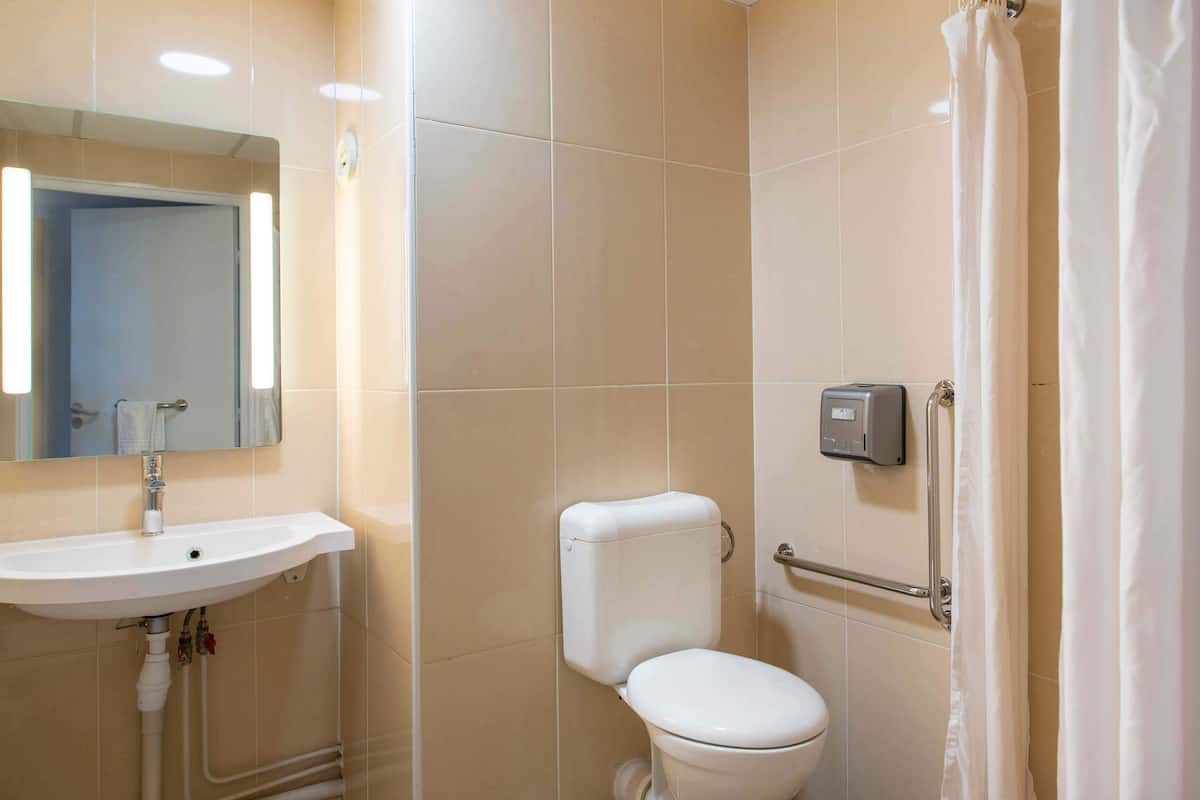 double room, accessible | bathroom | shower, towels