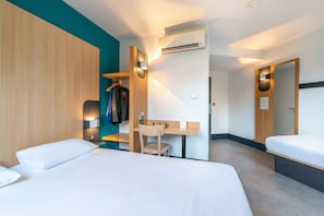 Habitación triple | Escritorio, insonorización, wifi gratis y ropa de cama 