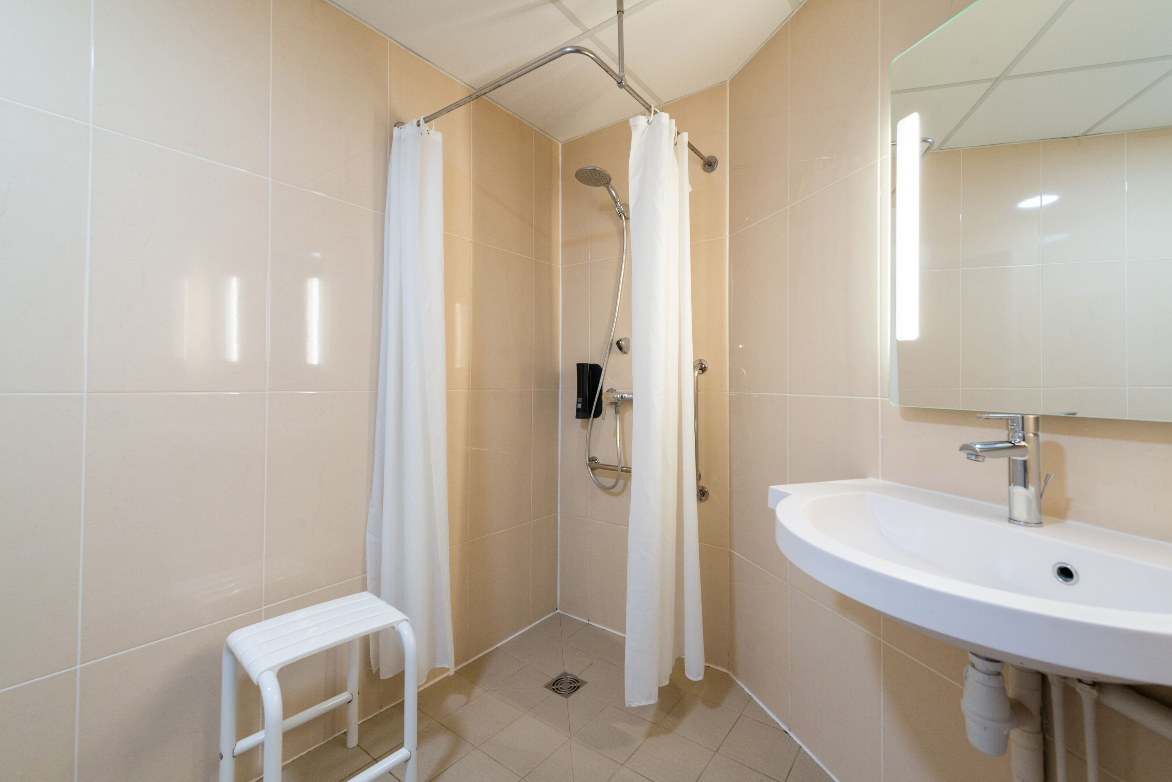 double room, accessible | bathroom | shower, towels