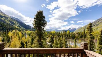 غرفة - سرير كبير | 1 غرفة نوم وأغطية فراش متميزة وبديكورات فريدة لكل غرفة