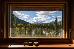 Room, 1 Queen Bed | Bathroom | Free toiletries, hair dryer, bathrobes, towels - The Inn at Tern Lake (Moose Pass)