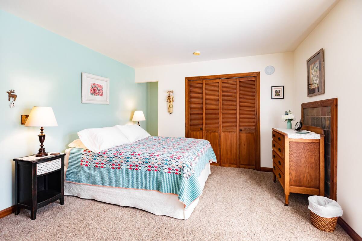 Room, 1 Queen Bed | 1 bedroom, premium bedding, iron/ironing board (on request)