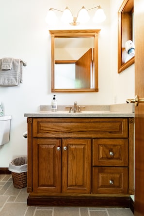 Room, 1 King Bed | Bathroom | Free toiletries, hair dryer, bathrobes, towels - The Inn at Tern Lake (Moose Pass)